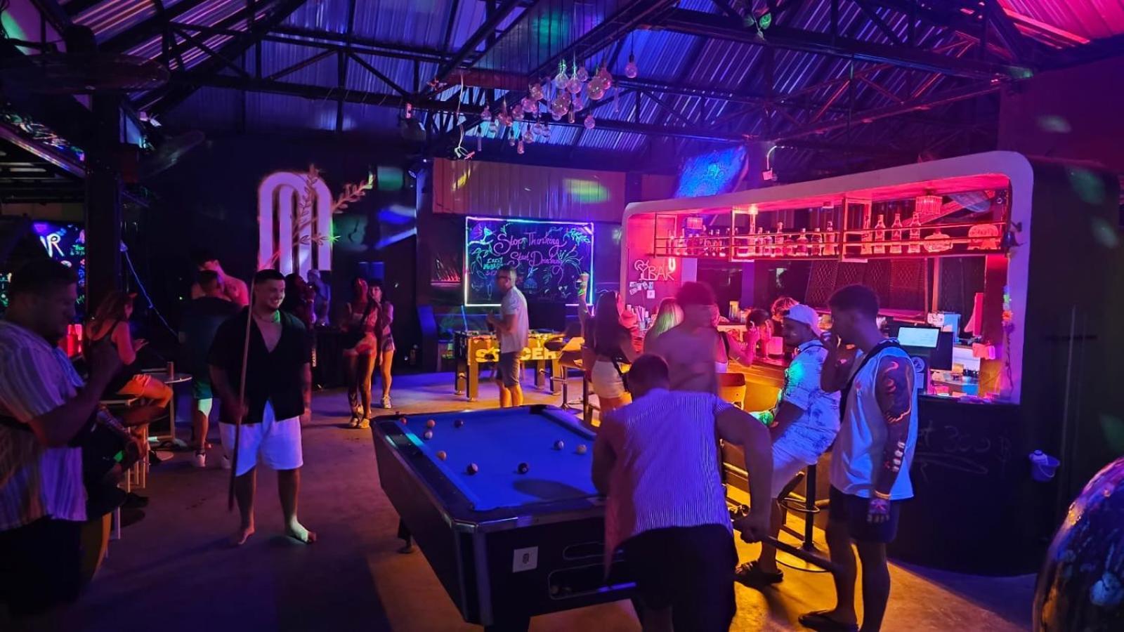 Mbar Hostel Haad Rin Eksteriør billede