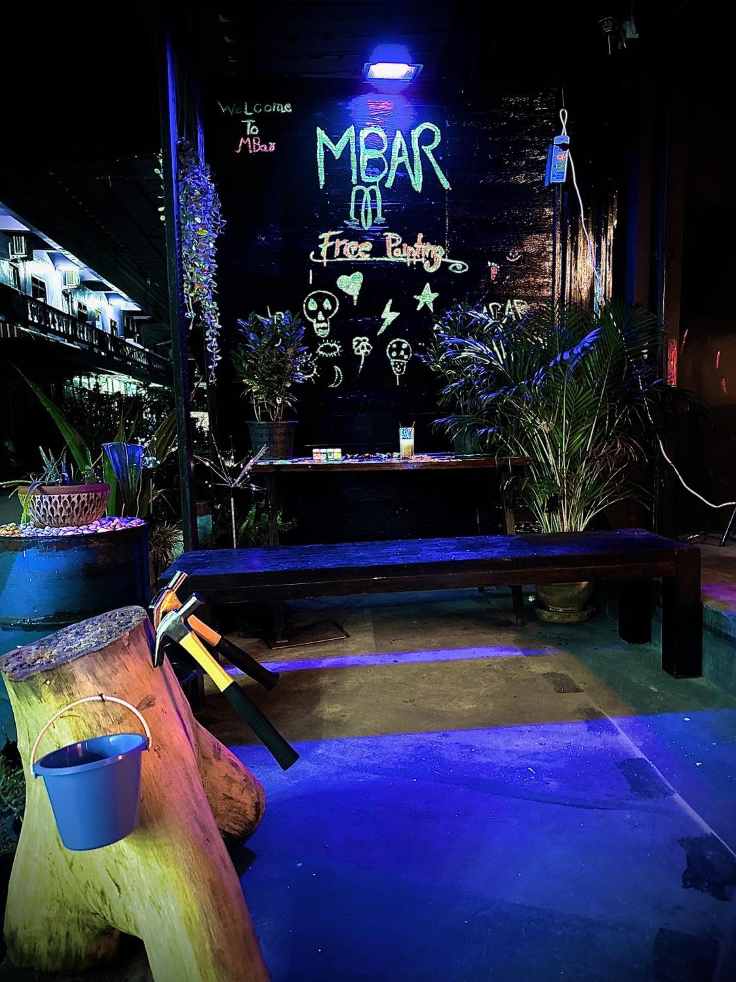 Mbar Hostel Haad Rin Eksteriør billede